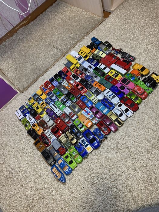 Маленькі машинки. В хорошому стані.