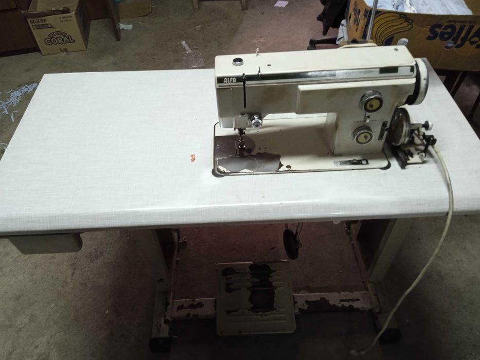 Máquina de costura marca Alfa