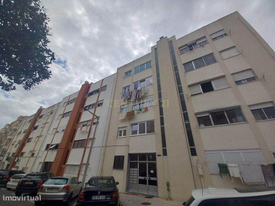 T2 Totalmente Remodelado no Carregado – Cozinha Equipada e Excelente A