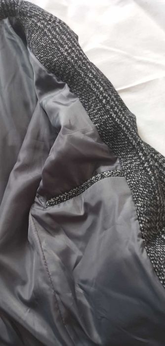 Elegancki płaszcz męski w kratę.