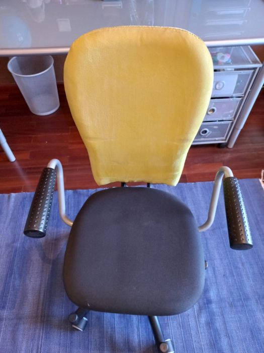 Secretária com tampo de vidro, bloco de gavetas e Cadeira Ikea