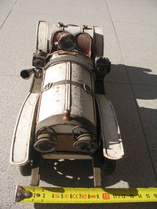 Peça decorativa réplica de calhambeque branco