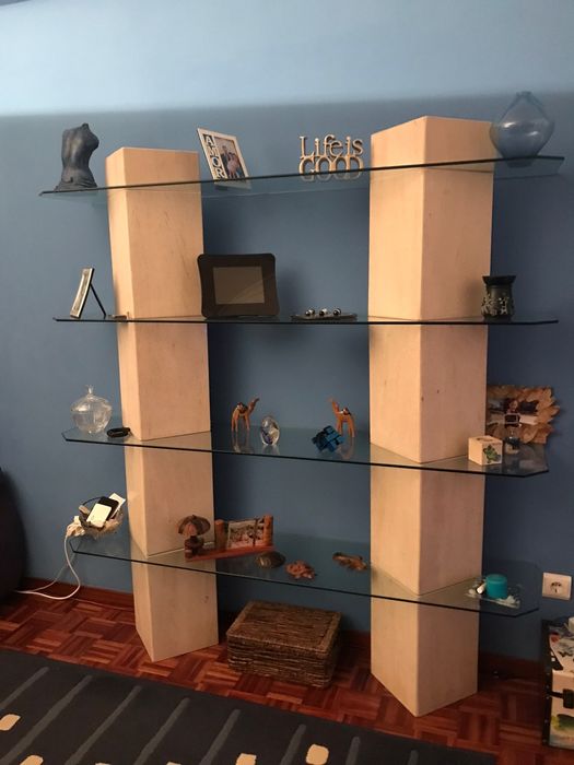 Móvel de mármore e vidro