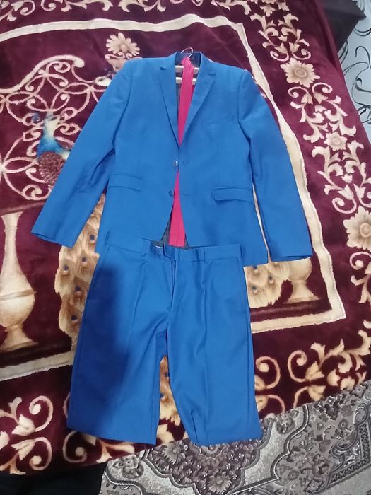 Продам костюм + галстук