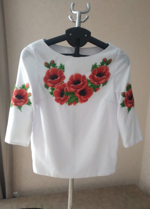 Жіноча вишиванка з бісером – витончена ручна робота