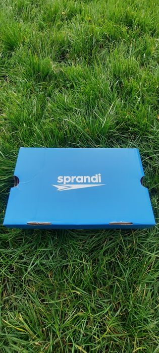 Фірмові кросівкі