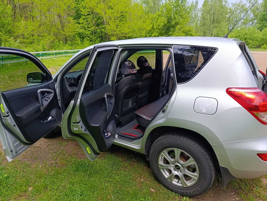 Автомобіль Toyota Rav 4