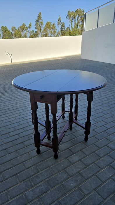 Mesa em Madeira com Abas Rebatíveis e 2 Gavetas