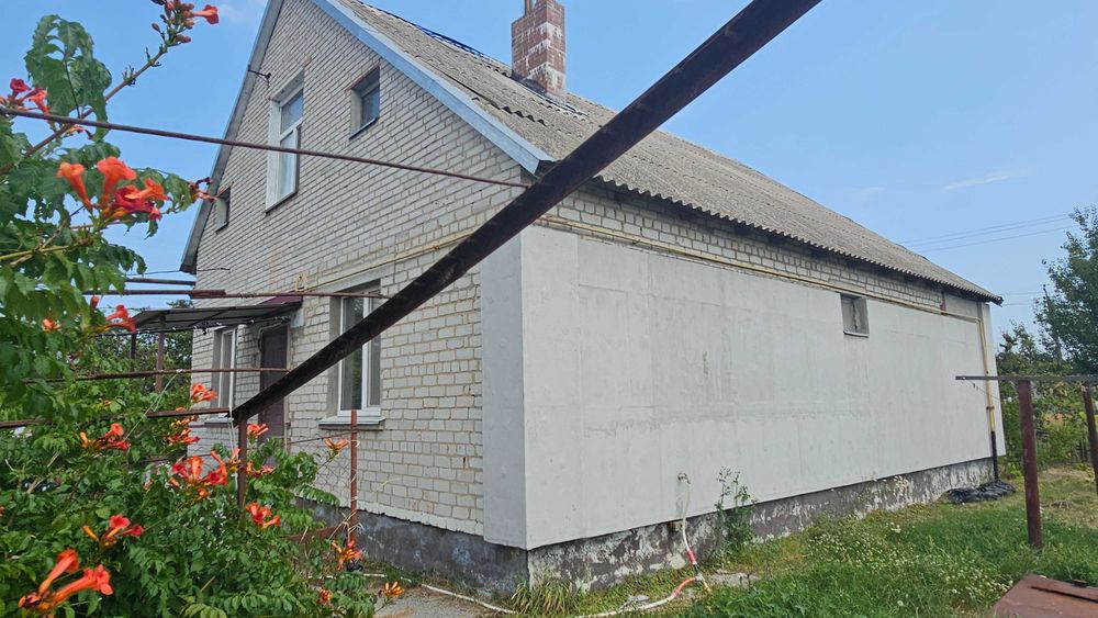 Міцний надійний будинок в тихому спокійному селі Є відеоогляд