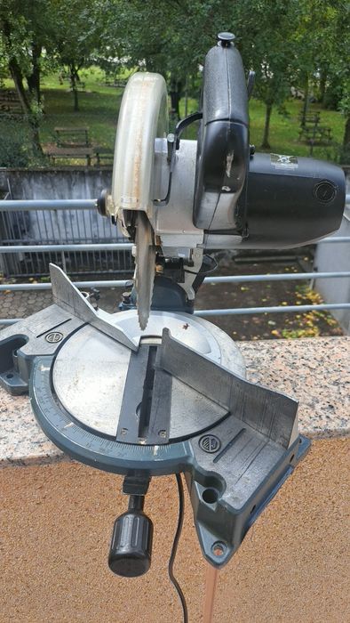 Maquina de corte em esquadria