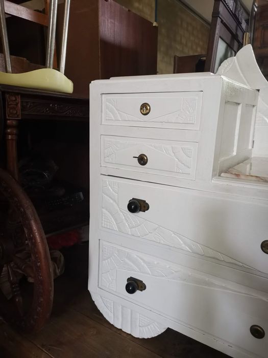 Móvel aparador e toucador Arte Nova
em bom estado com algumas mar