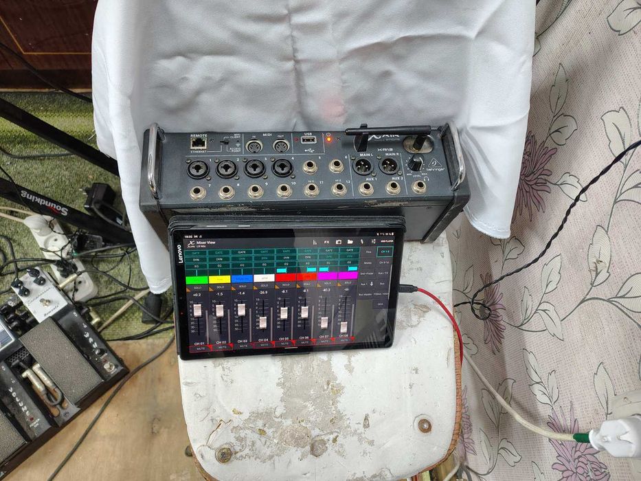 Цифровий микшерний пульт Behringer XAir-12 в комплекті з планшетом