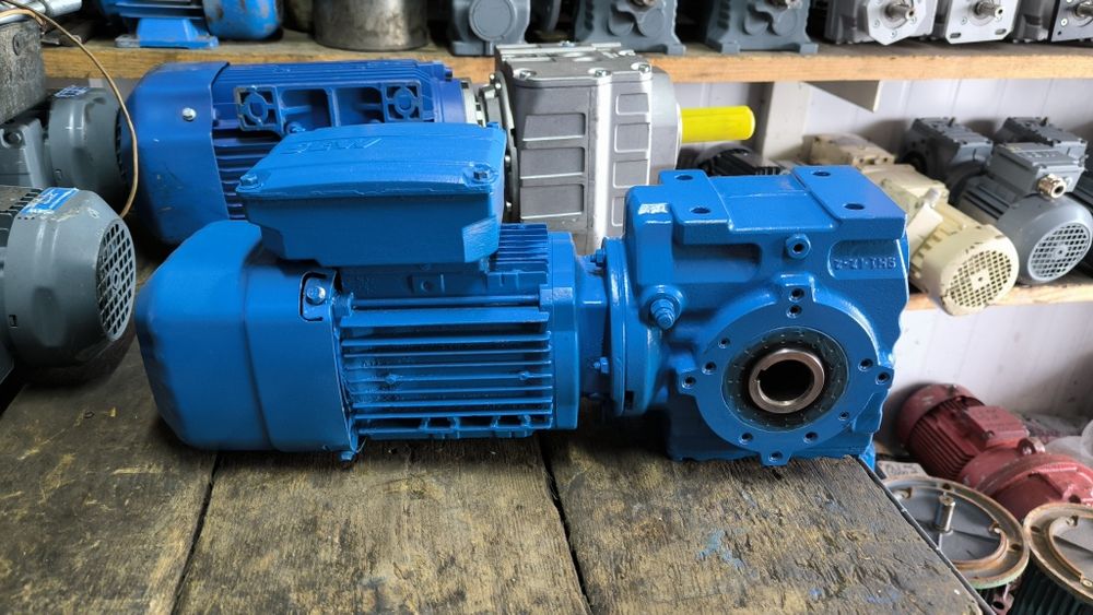 0,37 квт 60 об. Мотор редуктор з тормозом. Моторедуктор.