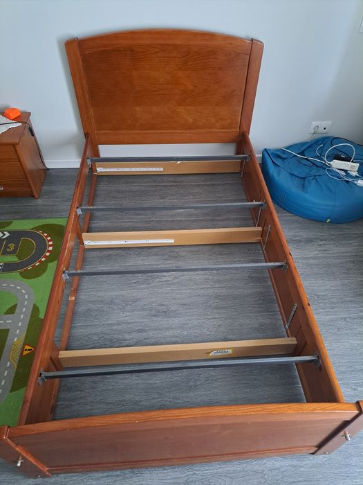 Vende-se cama de solteiro com colchão