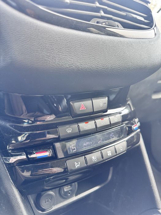 PEUGEOT 208 1.2  allure de 2015 nacional garantia de 18 meses