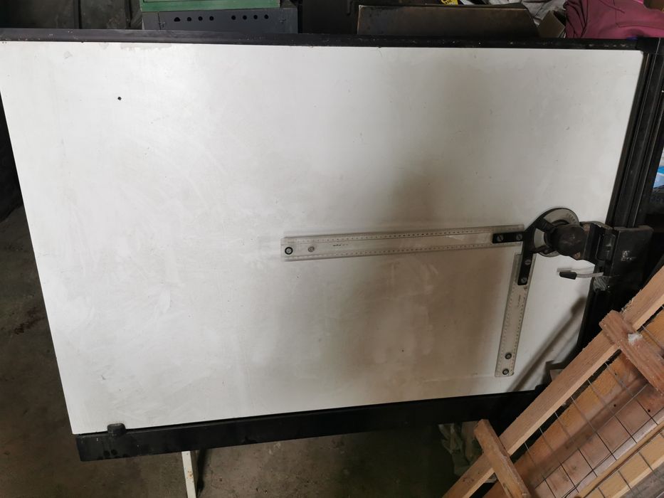 Mesa desenho metálica