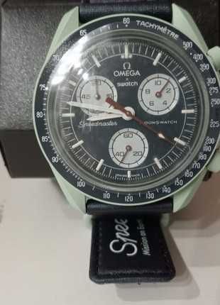 Earth Omega x Swatch SO33G100 Cykl Planety