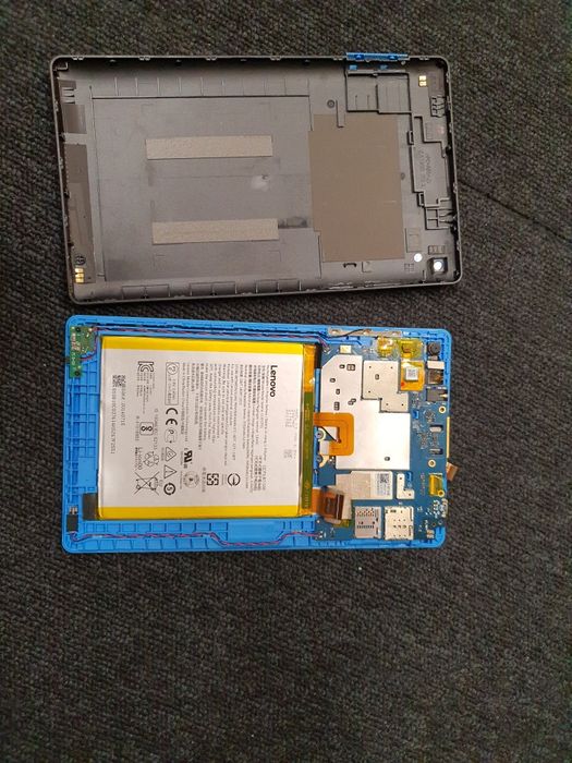 Elektronika na części – tablet, bateria laptopa, słuchawki, kable