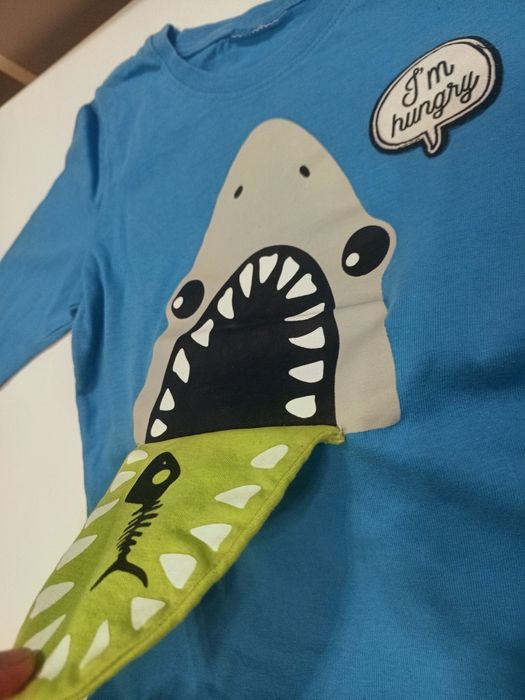 Niebieska koszulka dziecięca Zombie Dash, z interaktywną aplikacją rekina „I'm hungry”. 110