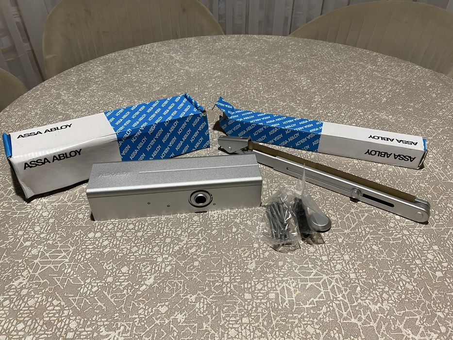 Samozamykacz ASSA Abloy DC200 z ramieniem srebntm