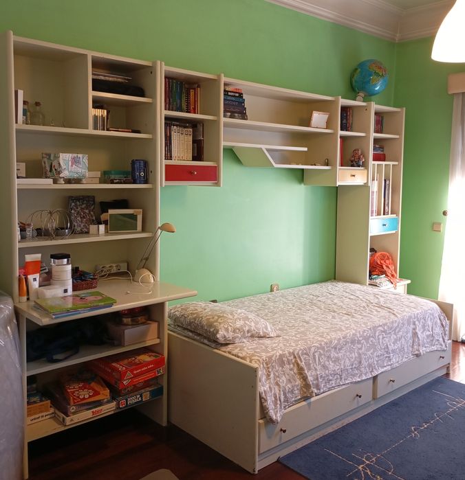 Estúdio com cama de 90cmx198cm com dois gavetões.