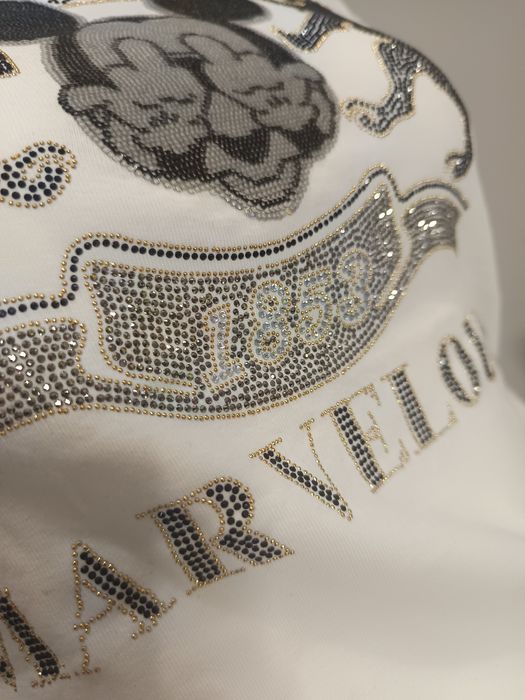 Biały t-shirt z krótkim rękawem aplikacja z błyszczących cekinów