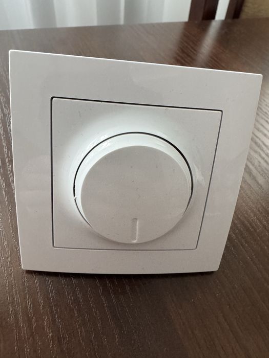 Ściemniacz uniwersalny przyciskowo-obrotowy