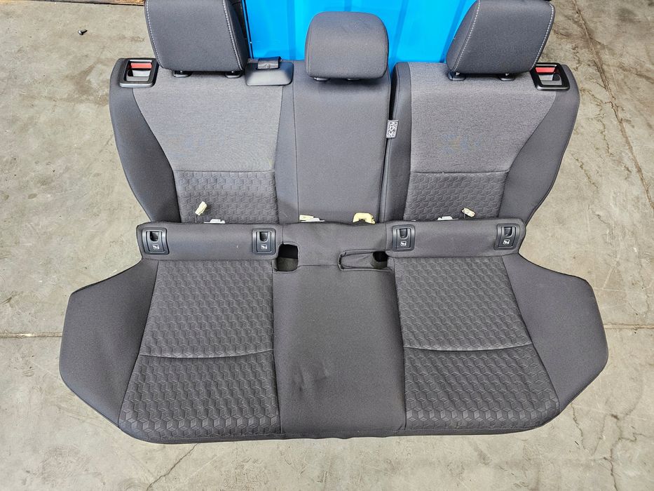 toyota yaris iv fotele kanapa środek