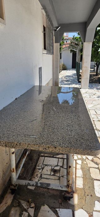 Mesa de trabalho com tampo em granito pedras salgadas