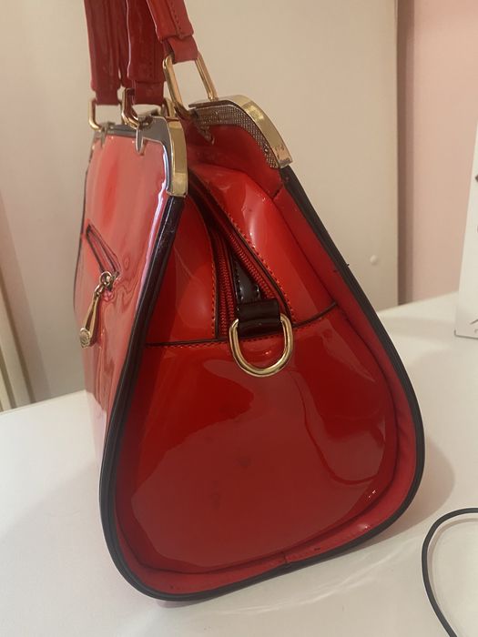 Червона лакова сумочка
