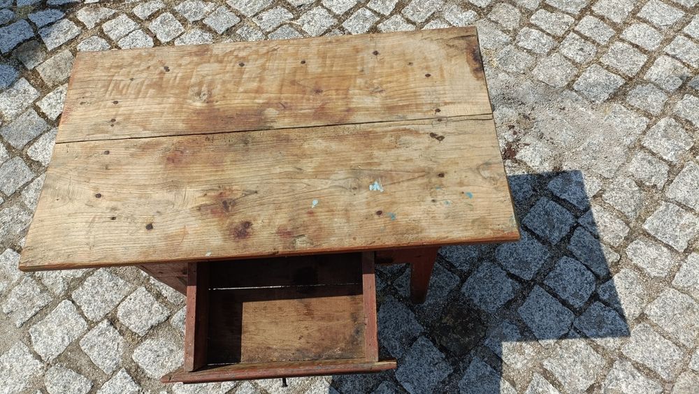 Mesa pequena, muito antiga