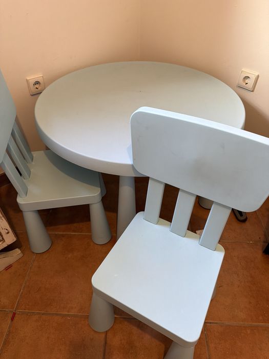 Mesa de crianca ikea com 2 cadeiras cor azul bebé