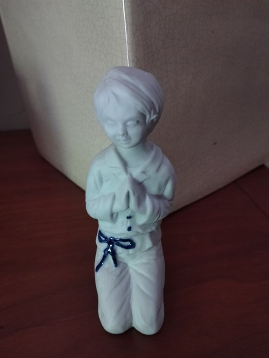 Par de Estatuetas em Porcelana Biscuit (13cm) - Crianças a Rezar / Comunhão
