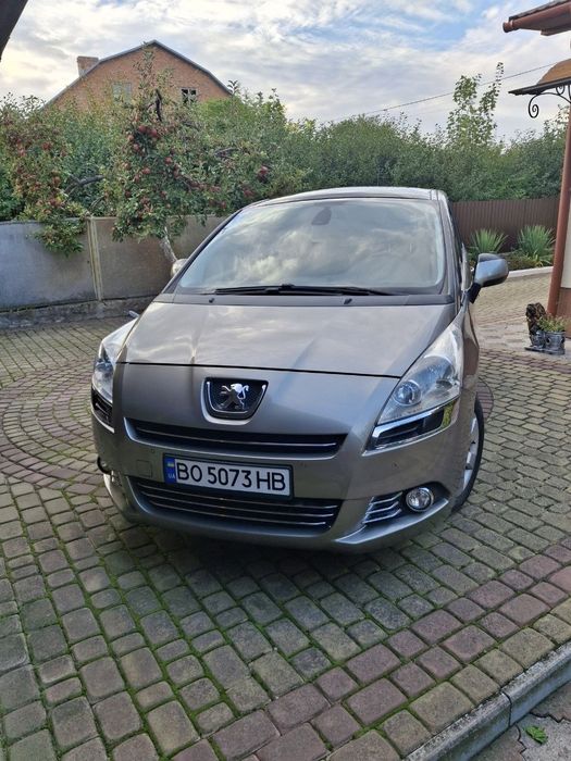 Автомобіль Пежо 5008