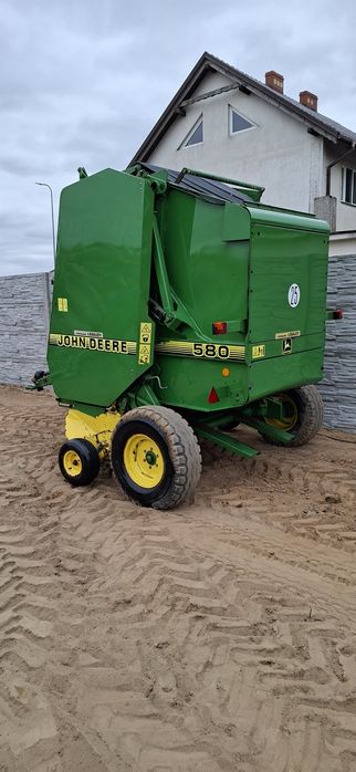 Prasa rolująca John Deere 580 szeroki podbieracz.