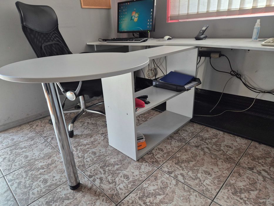 Biurko z półką i stołem