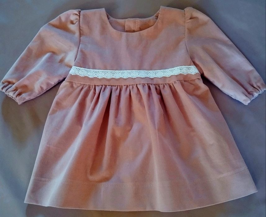 Sukienka dziecięca  z miękkiej bawełnianej  tkaniny rozm 98