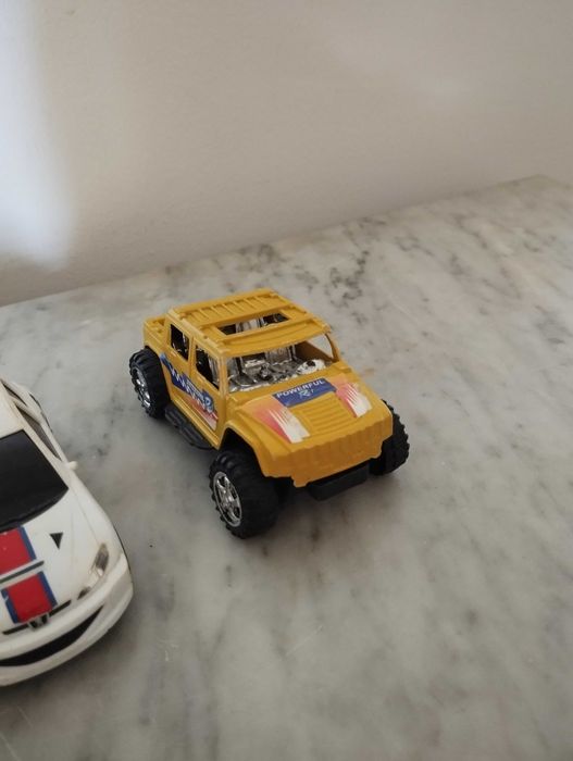 Lote de carros colecionáveis.