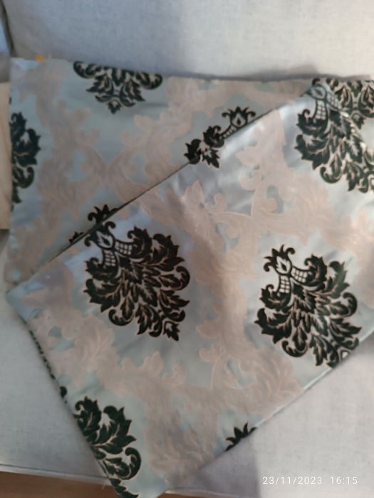 2 Capas de Almofadas  Decorativas do Gato Preto, nunca usadas.