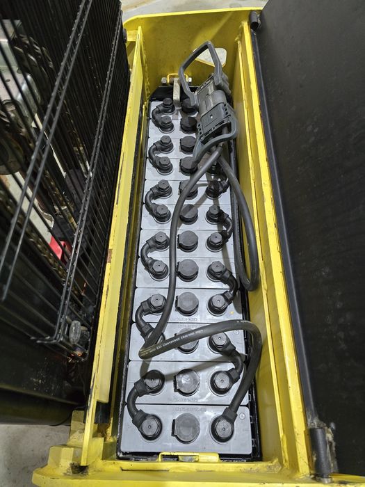 Porta-Paletes Elétrico Triplex Marca Hyster