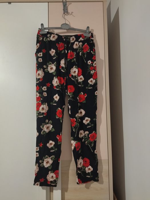 Spodnie na wiosne na lato lekkie w kwiaty stan bardzo dobry czarne 38