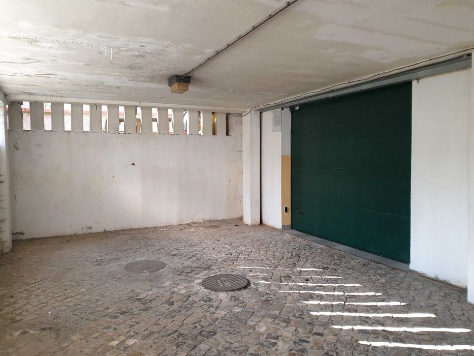 Arrenda-se Garagem Box 17m2 no Funchalinho