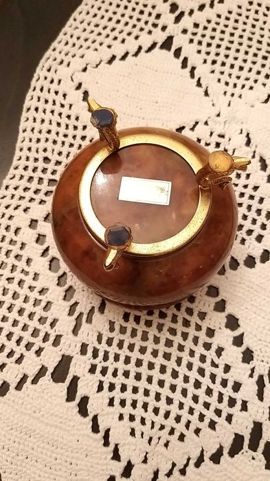 guarda joias italiano em alabastro com armação dourada