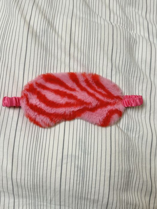 Красивая розовая маска для сна тигровая