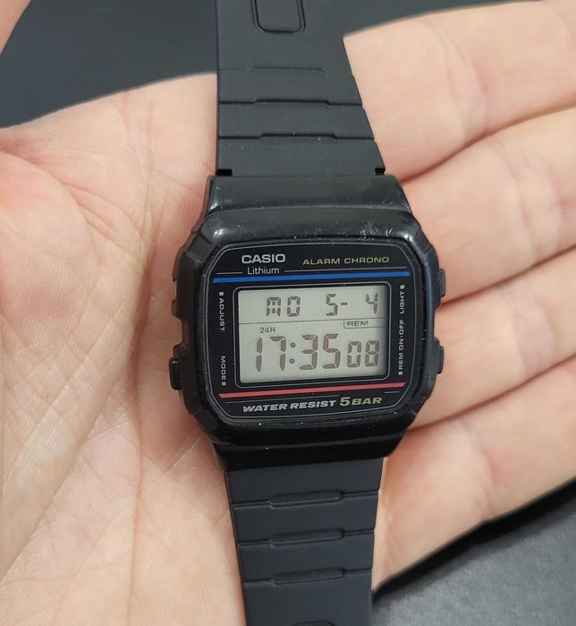 Casio W-46 vintage digital z lat 80ych, elegancki i minimalistyczny 40latek ze "zmarszczkami"