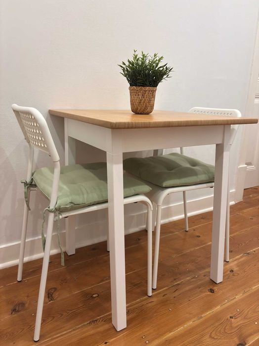 Mesa em madeira com 4 cadeiras
