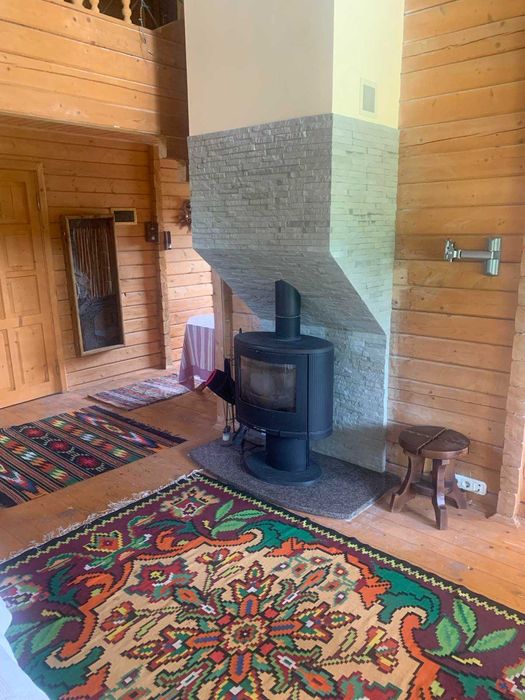 Дерев’яний будинок з панорамним видом на гори | автономне живлення