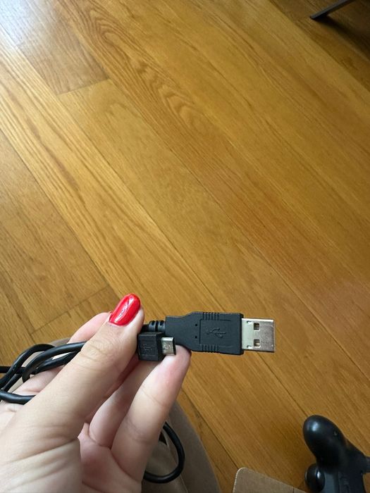 PS4 (1TB) + 2 comandos + câmara