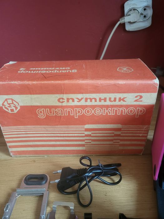 Rzutnik do slajdow Sputnik 2