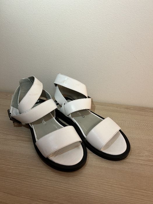 Білі босоніжки..